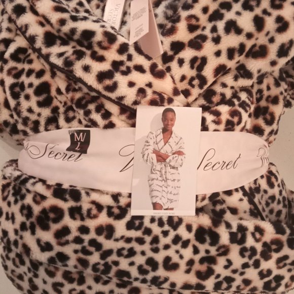 NWT Victoria's Secret Plush Cozy Robe, Shawl Collar, Tie Waist, Pockets - Picture 3 of 16